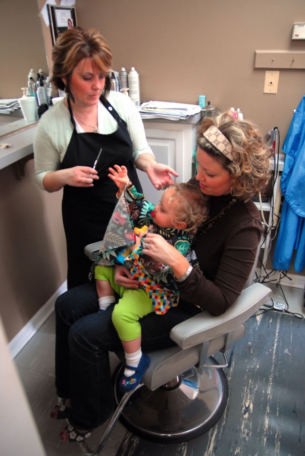 Mitzi quickly cuts EK's hair